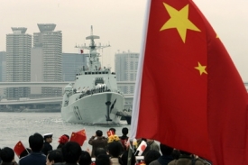 V tokijském přístavu ve středu spustila kotvu čínská válečná loď.