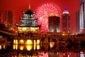 Ohňostroj na oslavu vstupu do roku prasete v Číně.