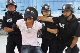 Čínská policie nacvičuje zákroky proti teroristům.
