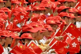Děti zdraví vlaječkami čínského prezidenta Chu Ťin-tchaa