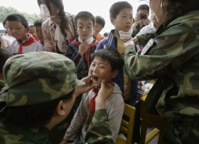 Lekaři kontrolují děti přeživší zemětřesení před nástupem do školy.