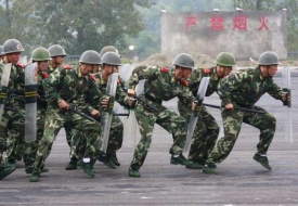 Čínské paralamilitantní jednotky cvičí proti demonstrantům.