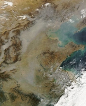 Smog nad Čínou. Satelitní snímek.