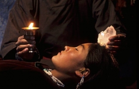 Hrozba dopingu? Tibetský léčitel s léčivým kamenem.