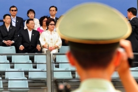 Čínský policista natáčí delegaci z Tchaj-wanu na olympijském stadionu.