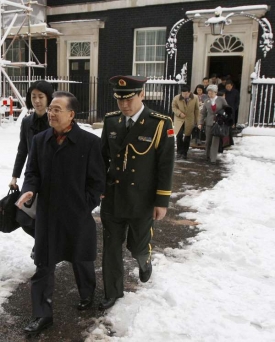 Wen Ťia-pao opouští Downing Street č. 10.