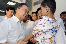 Čínský premiér Wen Ťia-pao u chorých dětí v nemocnicích.