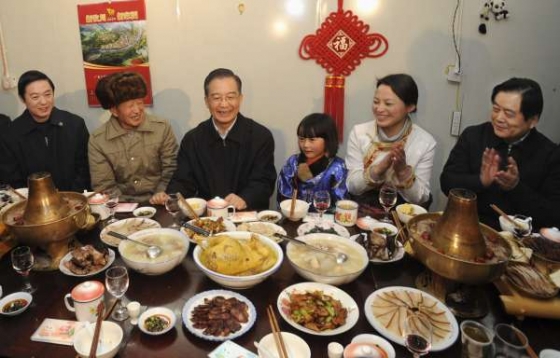 Čínský premiér Wen Ťiao-pao slavil v místech loňského zemetřesení.