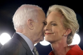 Manželka Cindy podporuje McCaina v prezidentské kampani již podruhé.