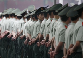 Čínští strážci pořádku a klidu na olympiádu.