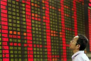 Čínský investor smutně sleduje propad cen akcií.
