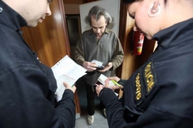 V r&aacute;mci akce Doprovod policist&eacute; zkontrolovali 4300 cizinců.