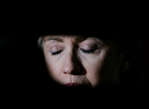 Vítězství Hillary Clintonové se ztrácí ve tmách.
