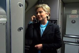 Pro úspěch v kampani dělá Clintonová vše - i letušku.