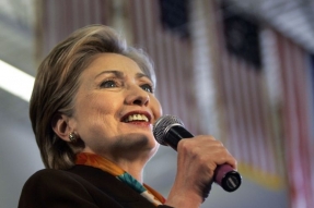 Konec úsměvů. Clintonová v závěru své kampaně.