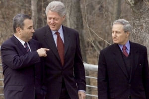Bill Clinton mezi syrským ministrem Farúkem Šarou a Ehudem Barakem.