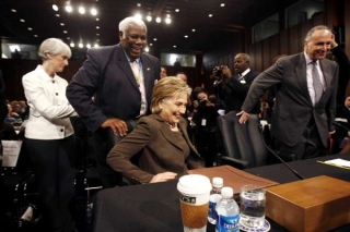 Clintonová usedá před senátním zahraničním výborem.