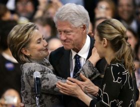 Hillary Clintonová se s manželem a dcerou raduje z vítězství.