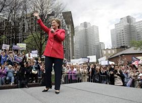 Hillary Clintonová vystupuje jako nová železná lady.