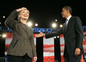Během boje a po boji. Clintonová a Obama v únoru 2008.