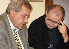 Martin Bogapov (vpravo), se na chodbě soudu radí se svým advokátem Jar