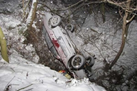 Osobn&iacute; auto skončilo za svodidly ve strži.