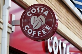 Nápoje v kavárnách Costa Coffee připravují baristé.