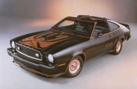 Nejstrašnější generace Mustangu, výsledek ropné krize sedmdesátých let. Obdivované stroje nahradil tento malý paskvil, jehož nejsilnější verze Cobra s pětilitrovým motorem neměla výkon ani sto padesáti koní. Na snímku ročník 1976.