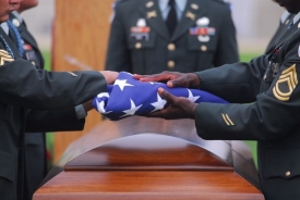 Už téměř rutina. Předání rakve s mrtvým amerikým vojákem rodině.