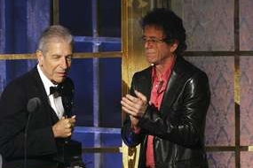Leonard Cohen s Lou Reedem na pondělním ceremoniálu.