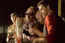 Coldplay umí do své megashow vložit i lidský rozměr.