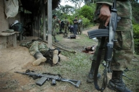 Kolumbijská armáda při zásahu proti levicovým povstalcům v džungli.