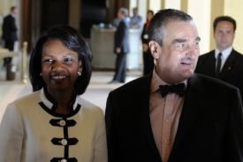 Condoleezza Riceové a Karel Schwarzenberg před podpisem smlouvy.