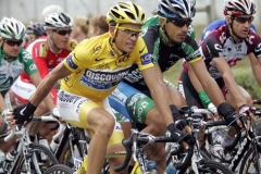 Alberto Contador (ve žlutém)