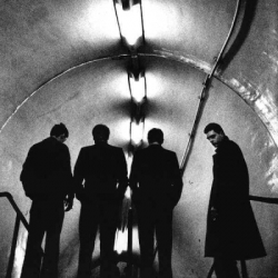 První Corbijnova slavná fotka - Joy Division v tunelu.