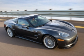 Corvette ZR1 si na dálnici vystačí se čtrnácti litry na 100 kilometrů.