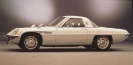 První sériově vyráběný vůz s dvoukomorovým wankelovým motorem, Mazda Cosmo Sports. Z necelého litru objemu dával výkon 110 koní