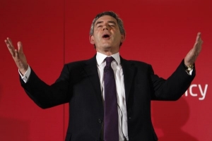 Britský premiér Gordon Brown po ohlášení výsledků nedávných voleb.