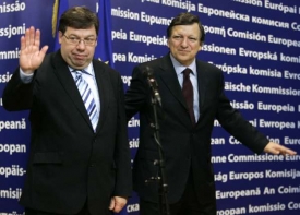 Irský premiér Cowen (vlevo) s Bruselem v patách. Vpravo Barroso.