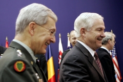 Sekretář ministerstva obrany Robert Gates (vpravo) s generálem Armády Spojených států amerických Johnem Craddockem (vlevo).