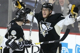 Crosby s Hossou slaví branku v síti Philadelphie.