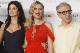 Penélope Cruzová (vlevo), Scarlett Johanssová, Woody Allen.
