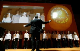 Zasedání uvedli sociální demokraté stylově, hymnu zazpíval dětský sbor