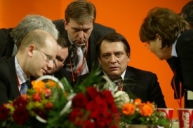 Členov&eacute; ČSSD s jej&iacute;m předsedou Jiř&iacute;m Paroubkem