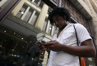 Konečně. Kubánec s mobilem v létě 2008.