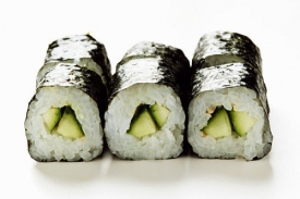 Maki sushi s okurkou.