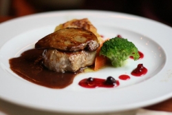 Zlatý hřeb degustace - steak z telecího karé s pokličkou z foie gras.