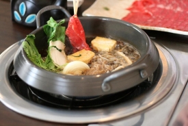 Pánvička se sukiyaki.