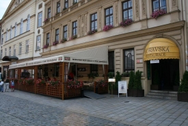 Moravská restaurace těží z polohy na náměstí v historickém centru.