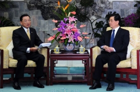 Čínský prezident (vpravo) s šéfem tchajwanské delegace.
